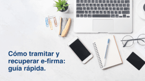 Imagen de escritorio con laptop, smartphone, libreta y lentes